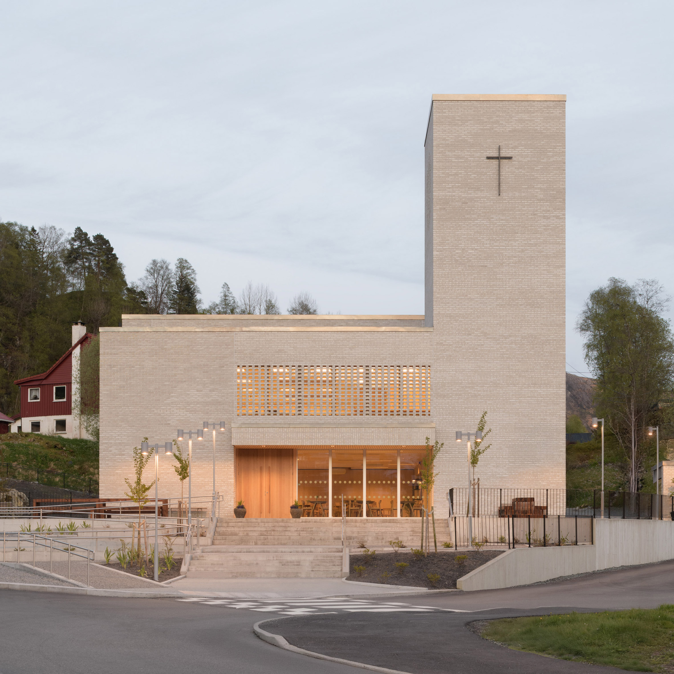 Koht Arkitekter公布挪威Saedalen Kirke：木构体量平衡表达与节制