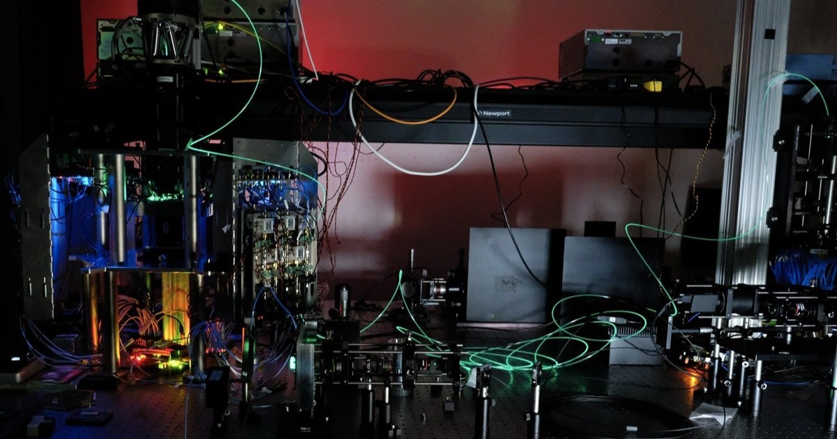 微软押注 MicroLED 机房互连:AI 基建竞争开始从算力采购转向网络能效